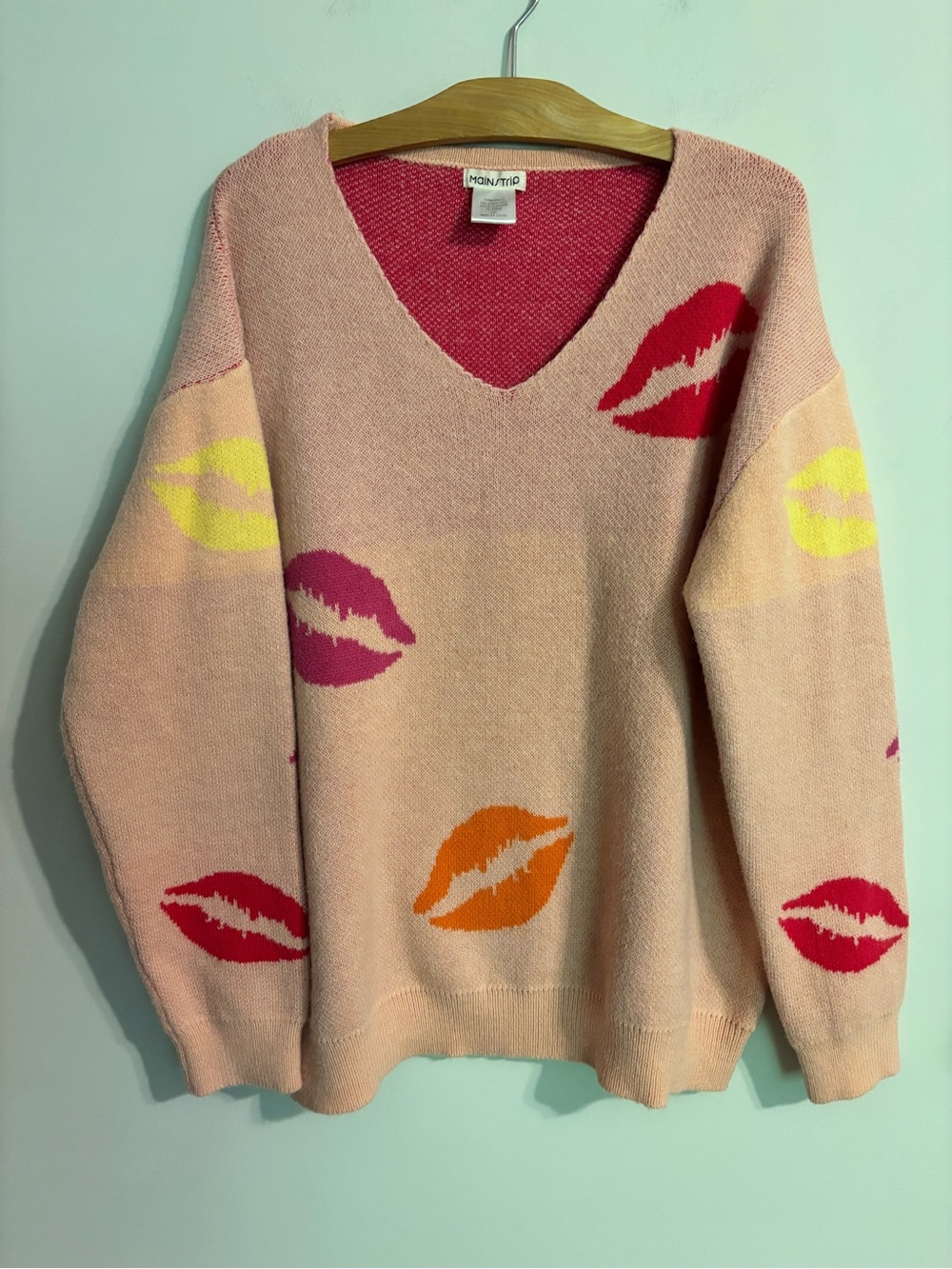 Mainstrip pink V-neck kiss graphic knit sweater